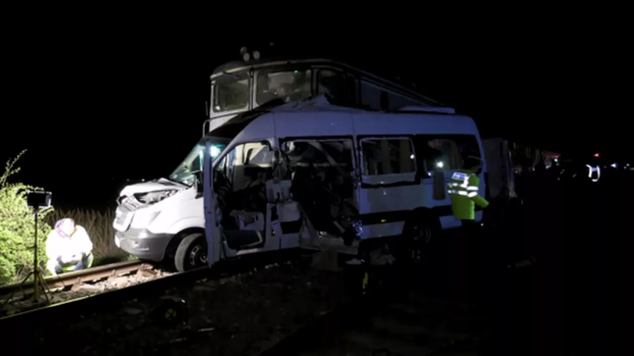 ''Fetiţe care fac prostituţie în Franţa dansau cu picioarele pe bord''. Declaraţiile şocante ale pasagerilor din microbuzul lovit de tren