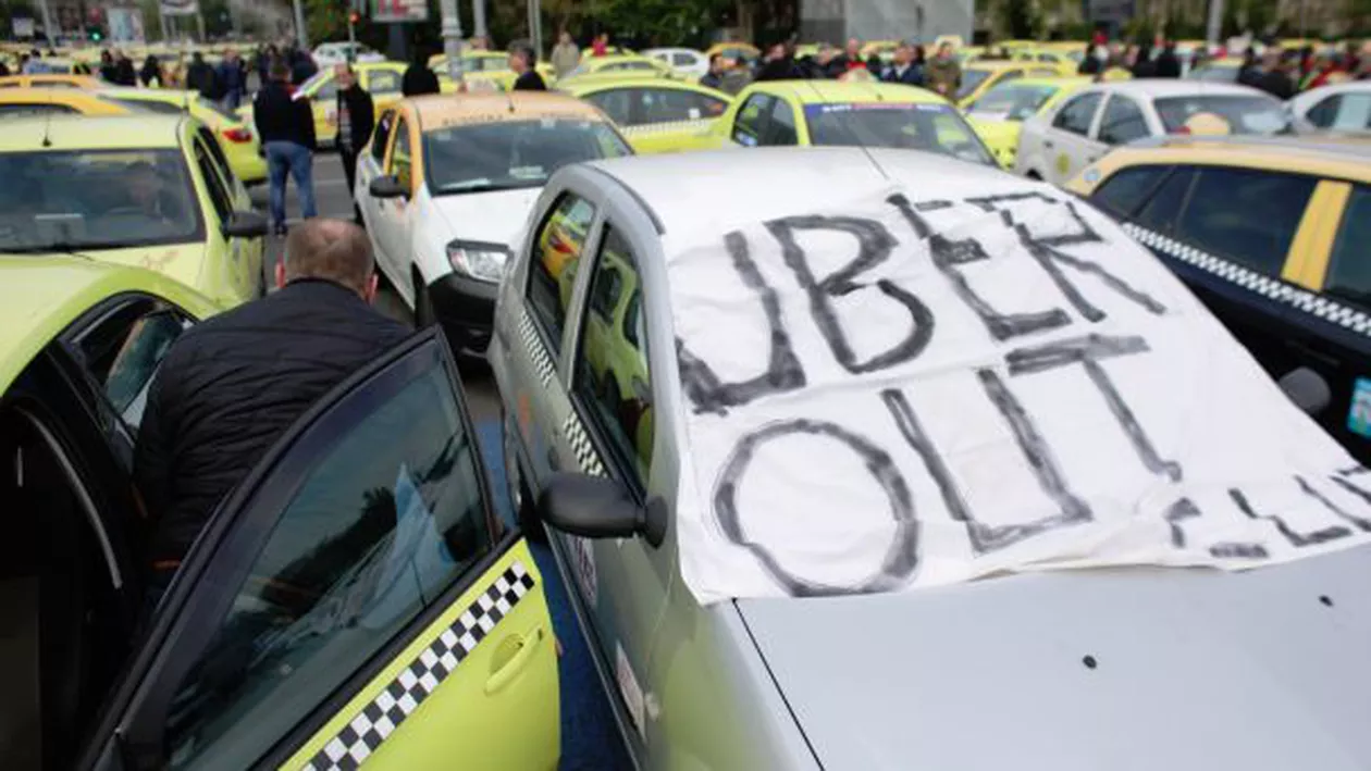 Taximetriştrii protestează, din nou, în Piaţa Victoriei împotriva aplicaţiilor de ride-sharing (VIDEO)