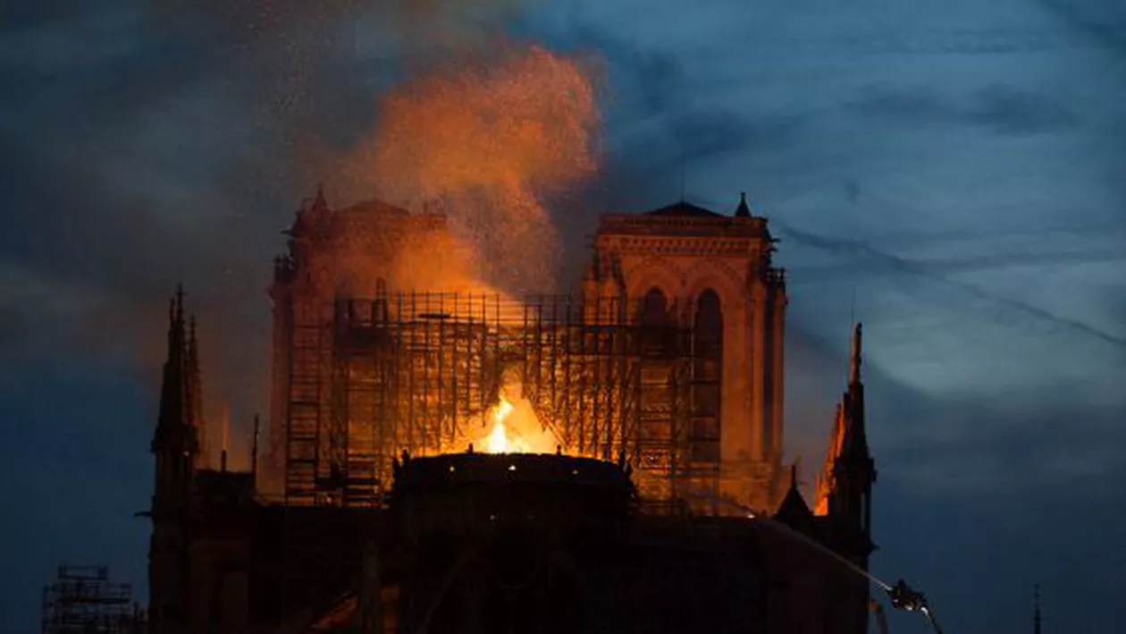 ȘOC: De ce a ars, de fapt, CATEDRALA NOTRE-DAME! Ce au găsit experții chiar pe acoperișul prăbușit: GROAZĂ PLANETARĂ
