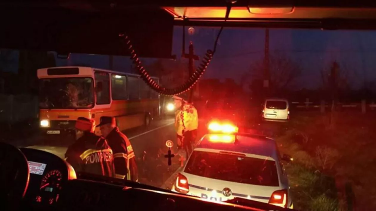 Tragedie pe șosea! Un microbuz cu 16 oameni, accident VIOLENT cu un autobuz, în Argeș
