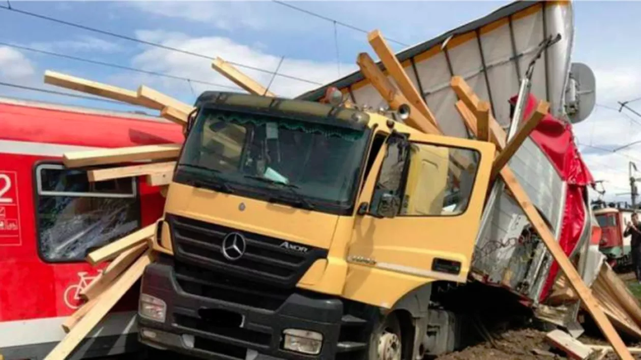 TRAGEDIE pe calea ferată! Un TIR a fost SPULBERAT de un tren. Sunt cel puțin 60 de VICTIME (FOTO)