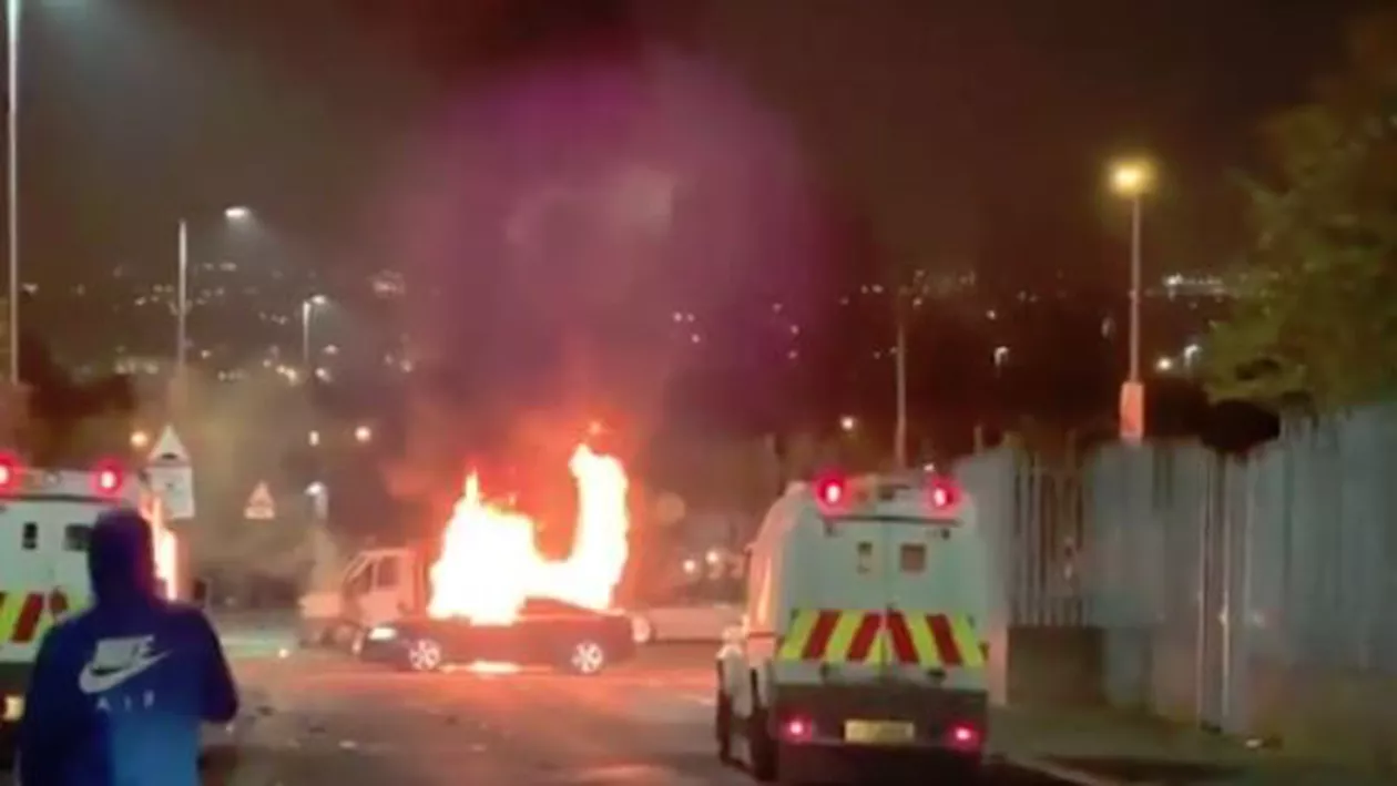 Incident terorist în Irlanda de Nord: O femeie a fost ucisă într-un schimb de focuri ce a avut loc după un atac asupra poliţiei (VIDEO)