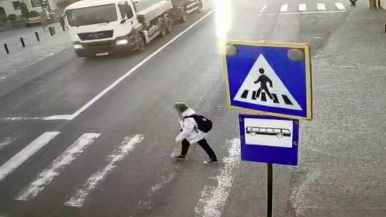 Fată de 15 ani, SPULBERATĂ pe trecerea de pietoni de o dubă, în Bistrița-Năsăud. Imagini ȘOCANTE (VIDEO)