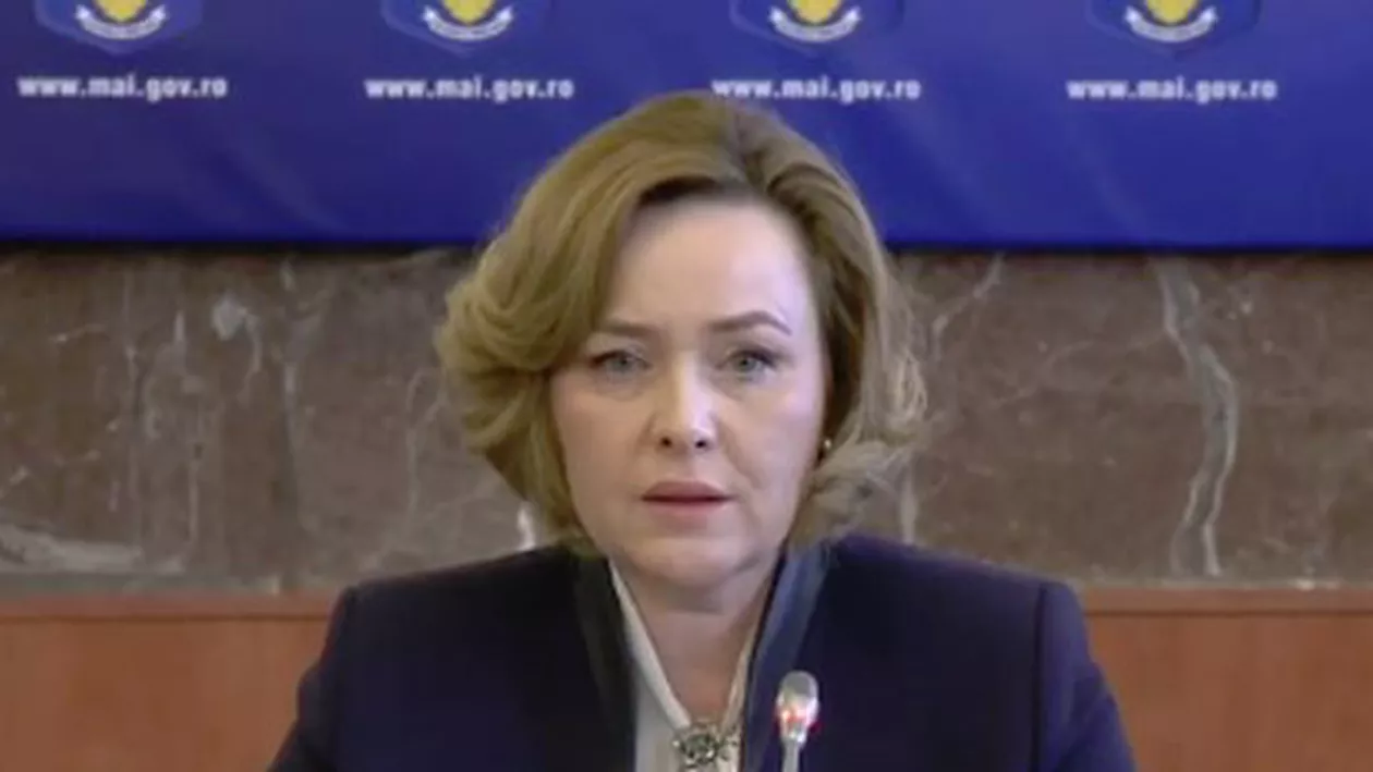 Carmen Dan spune că va tăia sporul de doctorat ofiţerilor care au obţinut acest titlu în domenii care nu au legătură cu ministerul