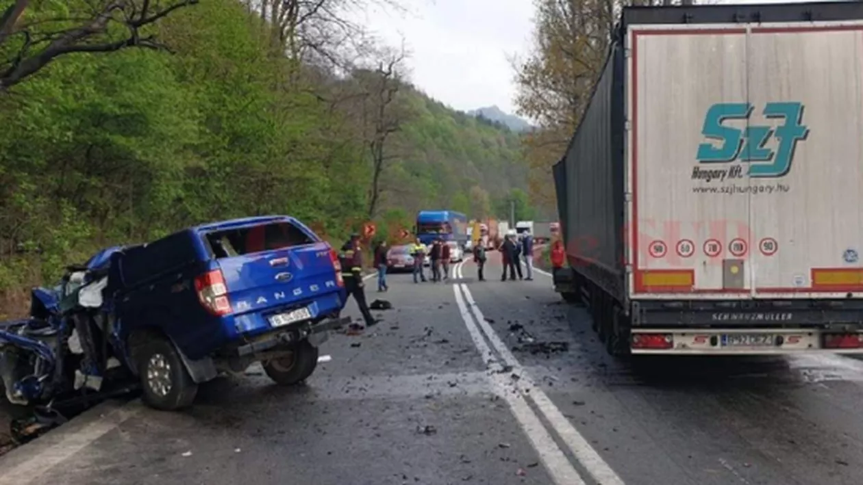 Grav ACCIDENT rutier: Un TIR a spulberat o maşină de teren! Bilanțul victimelor (FOTO)