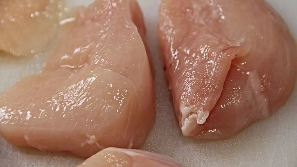 ALERTĂ ALIMENTARĂ! Peste 9 tone de carne de pui infestată cu listeria, la vânzare (VIDEO)