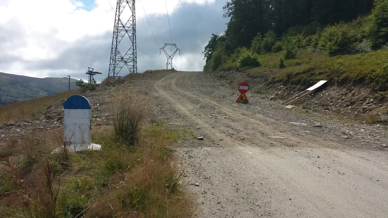 INS: Aproape o treime din drumurile României sunt pietruite şi de pământ