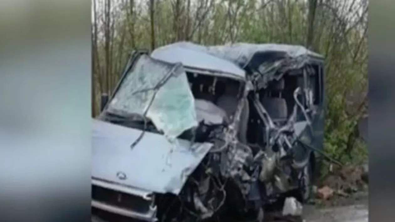 Grav accident de circulaţie pe DN7: Un microbuz cu 6 persoane s-a răsturnat pe şosea. Traficul este blocat (VIDEO)