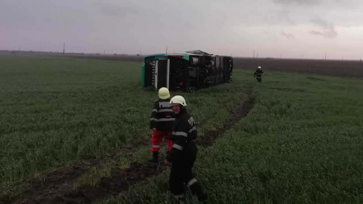 ALERTĂ în Călărași! Autocar cu 39 de persoane la bord, răsturnat. Autoritățile au activat planul ROȘU de intervenții (VIDEO și FOTO)
