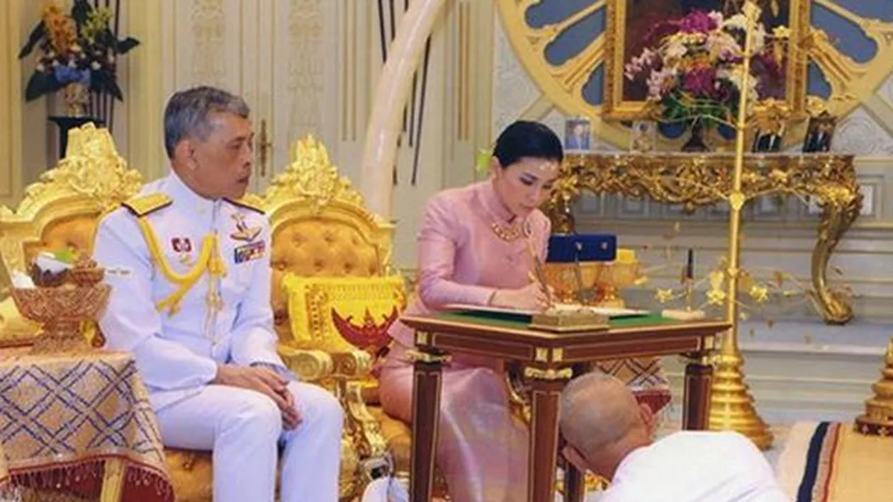Halucinant! Regele Thailandei s-a CĂSĂTORIT cu șefa gărzilor sale de corp. I-a acordt titlul de REGINĂ (FOTO)