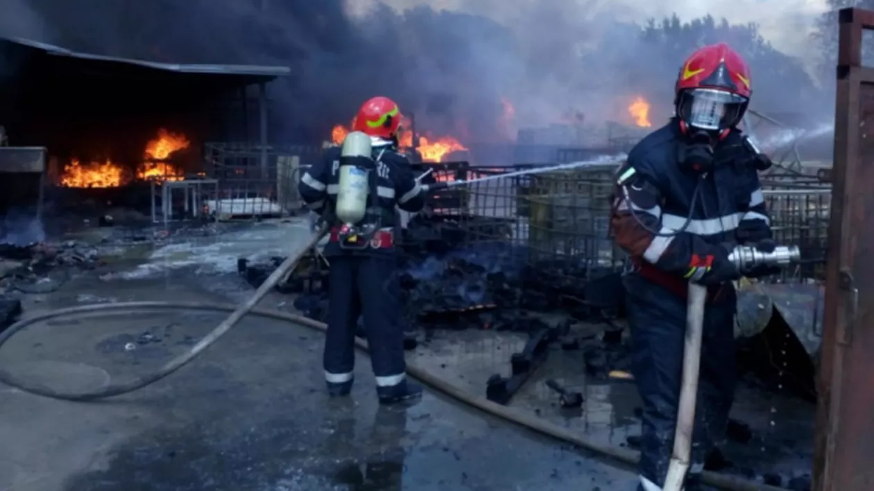 Incendiu VIOLENT la Râmnicu Vâlcea: Un depozit a fost cuprins de flăcări! Bilanțul victimelor (VIDEO, FOTO)