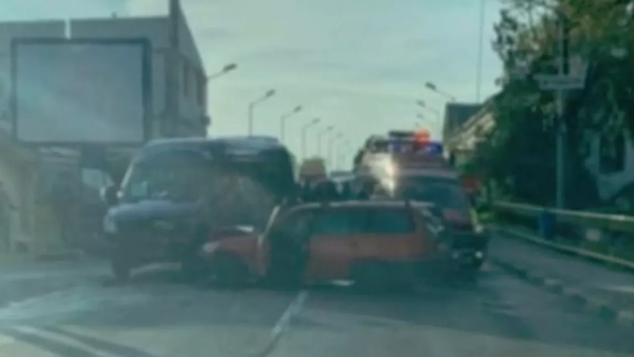 ACCIDENT TERIBIL în Târgu Jiu. O mașină a fost făcută ZOB. Bilanțul victimelor (VIDEO)