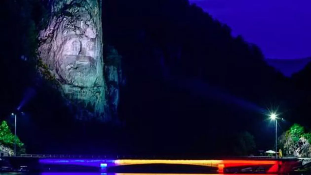 Imagini spectaculoase: Chipul lui Decebal, cea mai înaltă sculptură în piatră din Europa, iluminat permanent noaptea (FOTO)