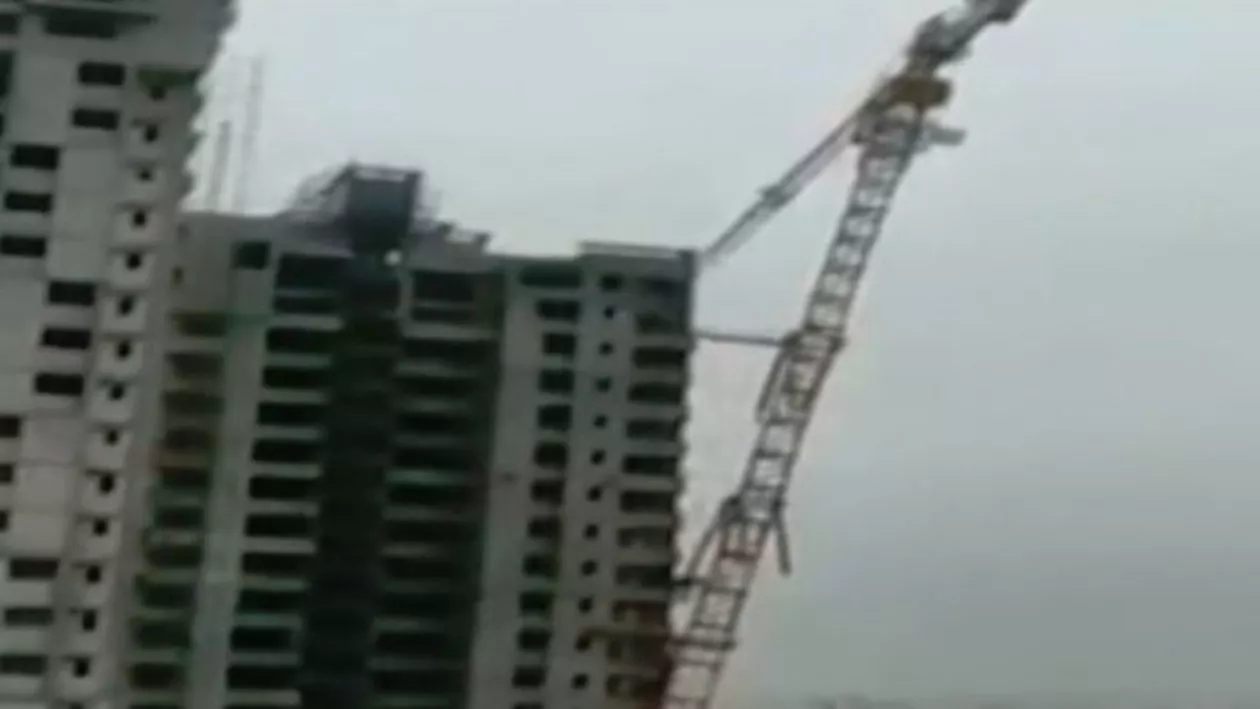 Ciclonul Fani face ravagii în India. Momentul în care furtuna distruge clădiri și pune la pământ o macara (VIDEO)