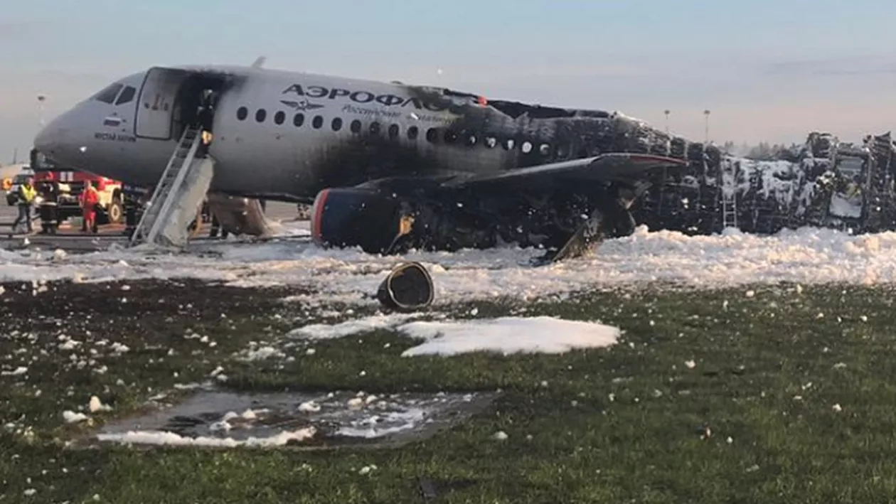 UPDATE // Mai mult de jumătate dintre pasagerii avionului cuprins de FLĂCĂRI în Rusia au murit (VIDEO)
