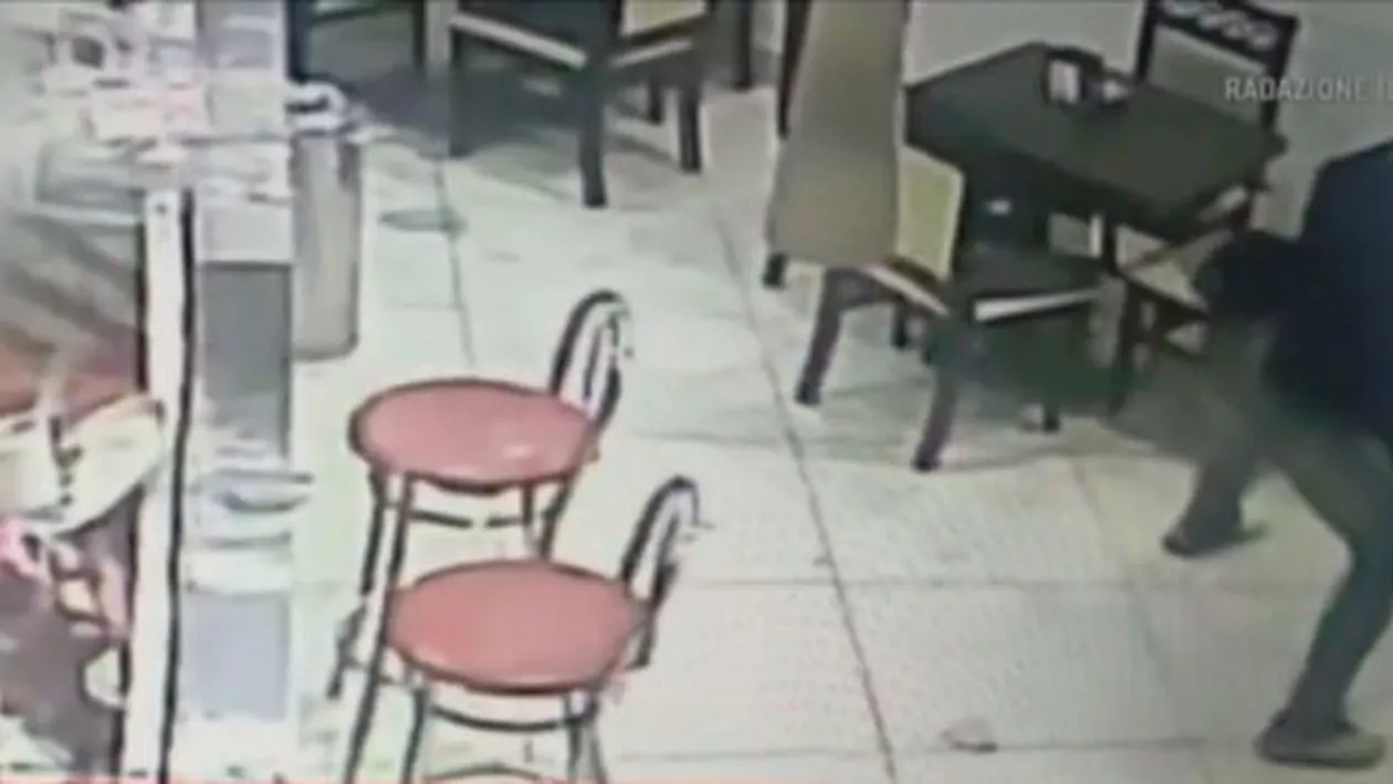 Un român nervos a distrus un bar din Torino (VIDEO)