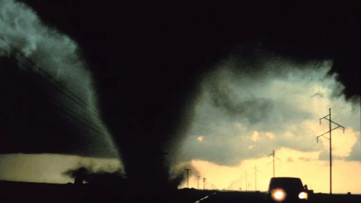 ALERTĂ Accuweather: O tornadă ar putea lovi Capitala și mai multe zone din Prahova (FOTO)