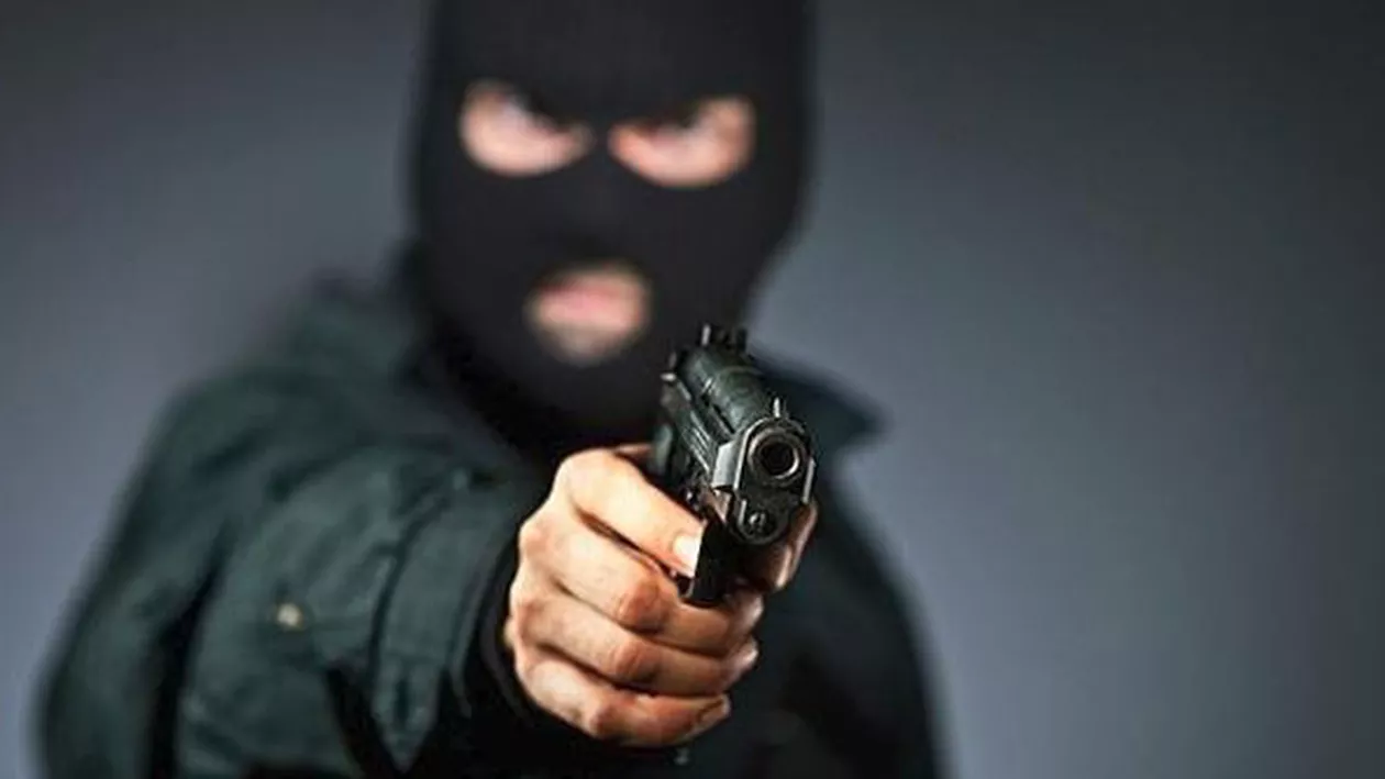 JAF ARMAT într-o cafenea din centrul orașului! Elicopterul poliției survolează zona