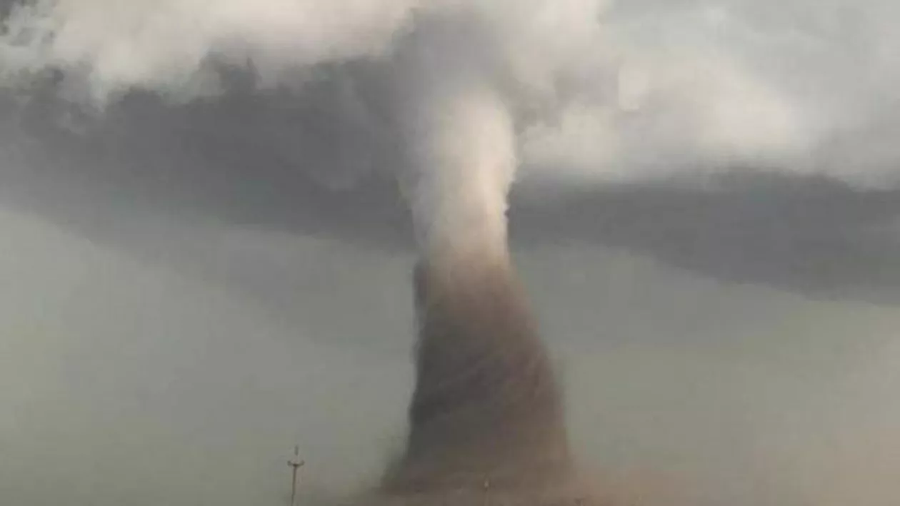 ALERTĂ ANM: Cod ROȘU de vânt puternic, cu aspect TORNADIC, în județele Călărași și Ialomița (VIDEO)