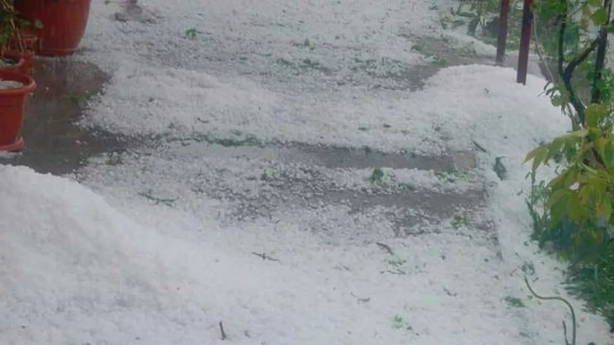 Imagini incredibile în România: Grindina a acoperit județele Călărași și Ialomița (FOTO, VIDEO)