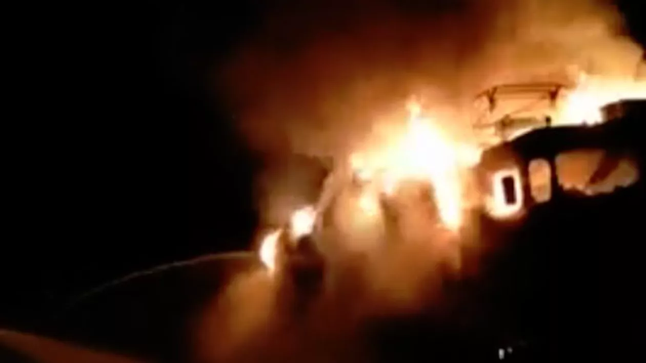 LOCOMOTIVĂ ÎN FLĂCĂRI, la Blaj! 39 de vagoane, în pericol de a fi aruncate în aer. De la ce a pornit incendiul (VIDEO)