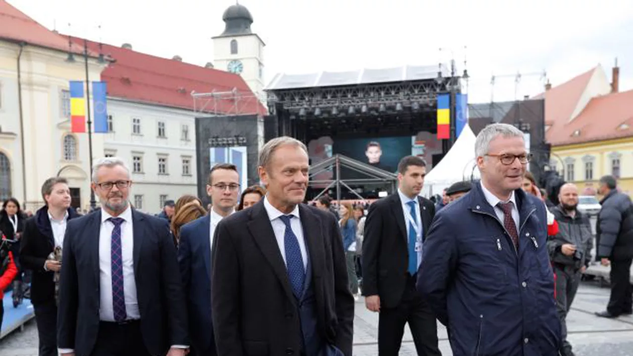 Donald Tusk, relaxat înainte de Summit: Preşedintele Consiliului European s-a plimbat pe străzile din Sibiu (VIDEO)