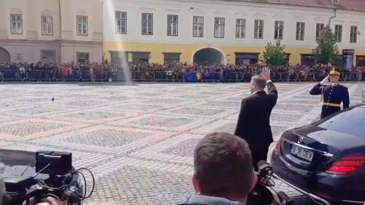 Summitul UE de la Sibiu: Klaus Iohannis, primit cu aplauze la sosirea în Piața Mare (VIDEO)