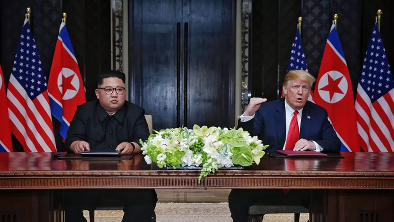 Tensiuni în creştere între Statele Unite şi Coreea de Nord: Americanii au capturat un cargobot nord-coreean, în timp ce Phenianul a lansat noi rachete balistice