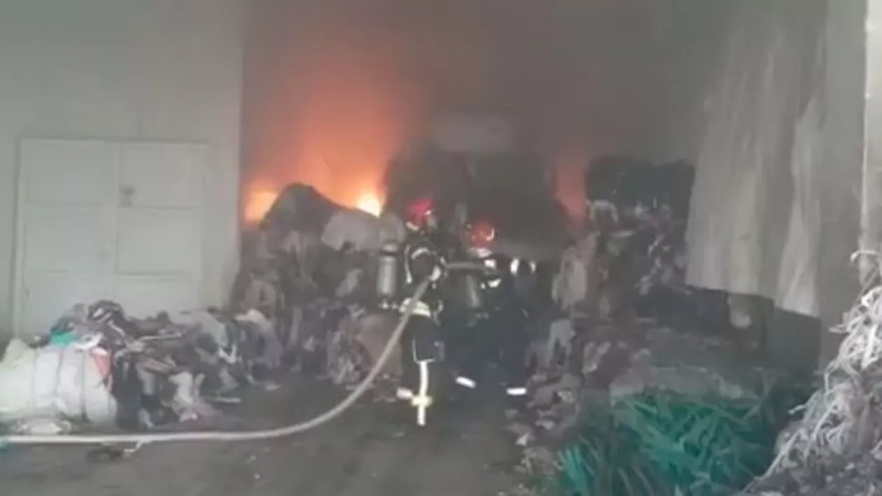 ALERTĂ în Hunedoara! Un incendiu a izbucnit într-un depozit de deșeuri reciclabile (VIDEO)