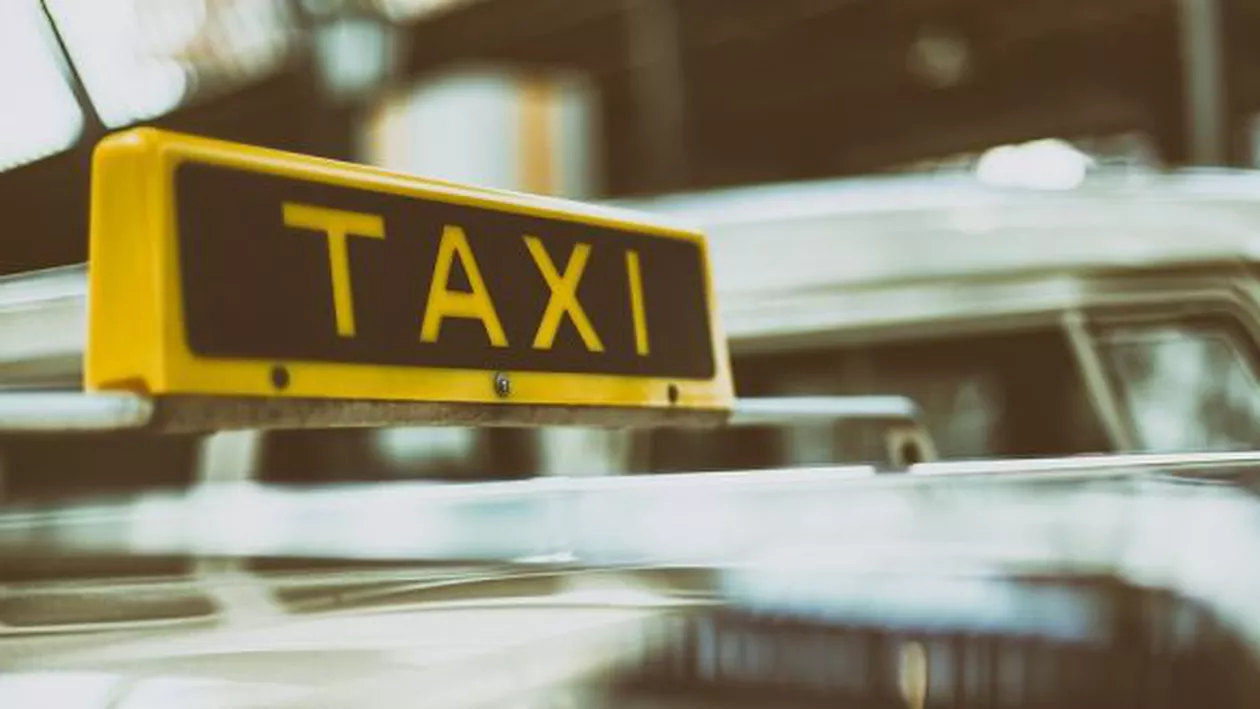 Unui taximetrist român din Marea Britanie i s-a furat mașina cu tot cu client (VIDEO)