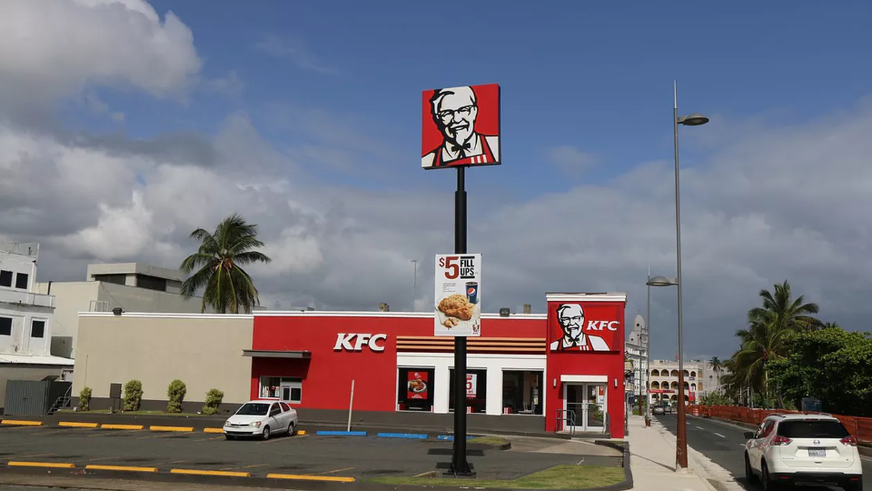 Tânăr arestat pentru că a MÂNCAT pe GRATIS la KFC! Este INCREDIBIL ce le spunea acesta angajaților