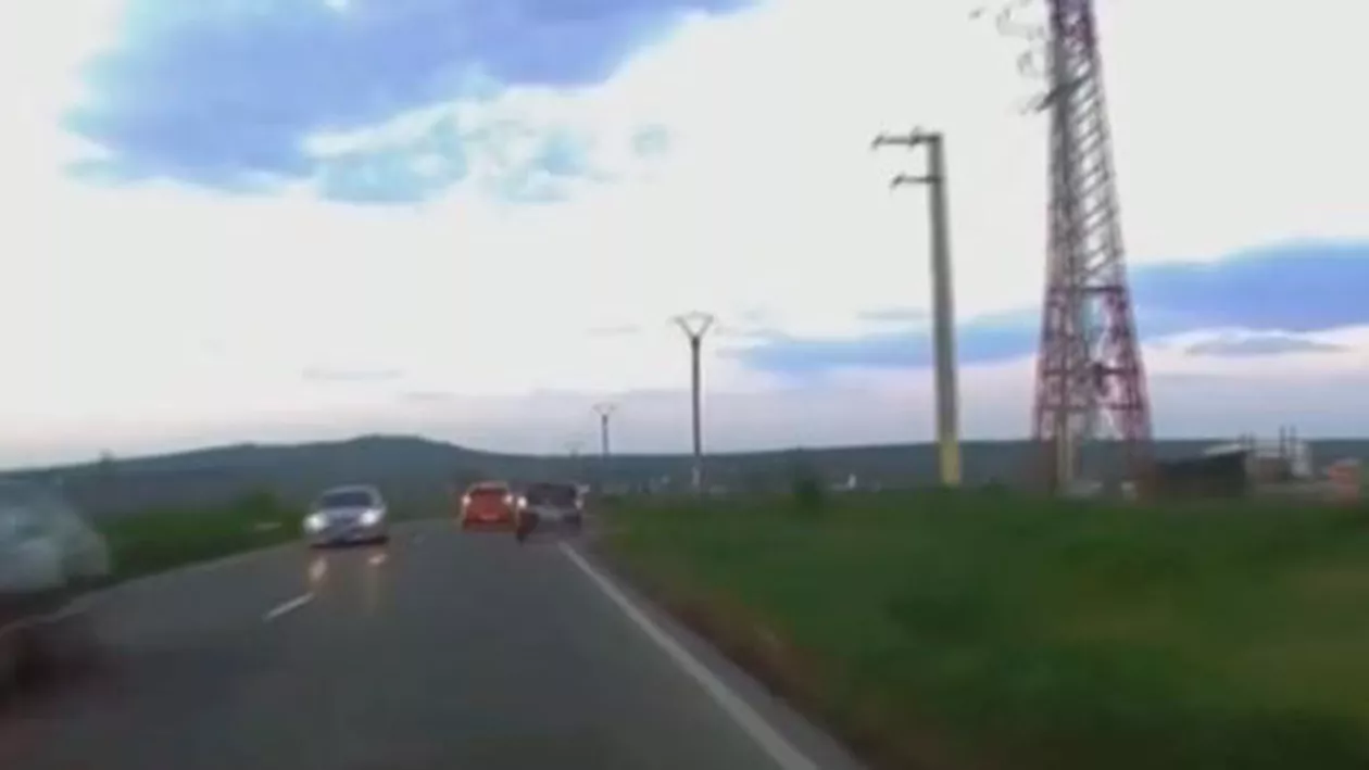 Inconştienţa care duce la tragedii: Imagini incredibile cu depăşirile unui şofer din Neamţ (VIDEO)