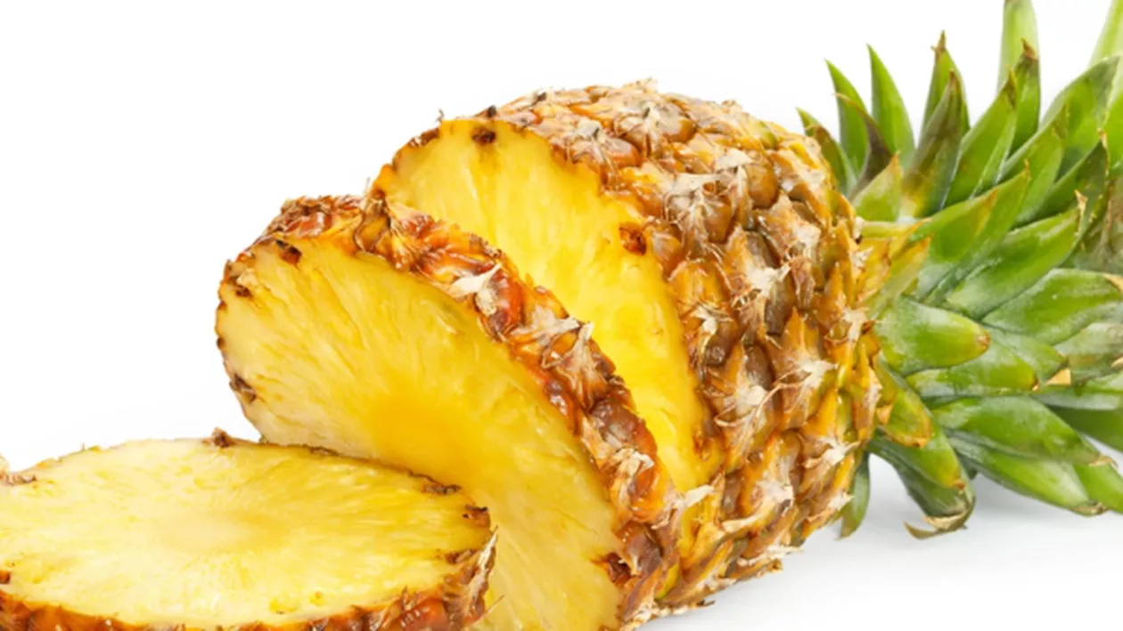 HABAR NU AVEAI! De ce trebuie să pui SARE pe ananas...