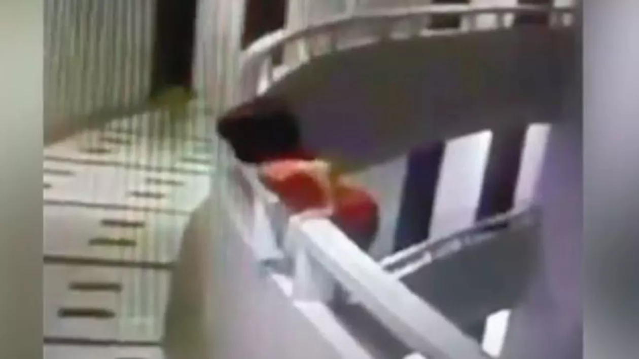 O fetiță de 5 ani a căzut de la etajul 11 al unui hotel. Și a supraviețuit (VIDEO)