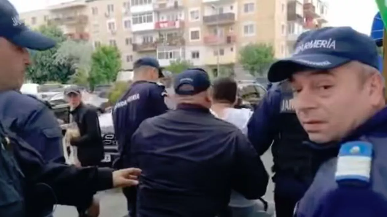 Jandarmii au ridicat toate persoanele care protestau la Topoloveni cu ocazia prezenţei lui Liviu Dragnea la un miting electoral (VIDEO)