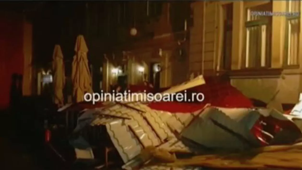 Furtună violentă în Timișoara: Acoperișuri smulse, copaci prăbușiți, mii de case în beznă (VIDEO)