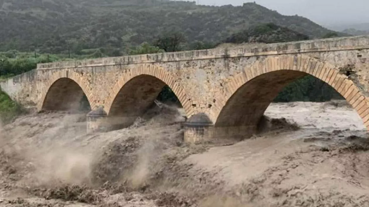 ALERTĂ HIDROLOGICĂ: Cod portocaliu de INUNDAȚII în 6 județe! Alte 22 de județe sunt în alertă