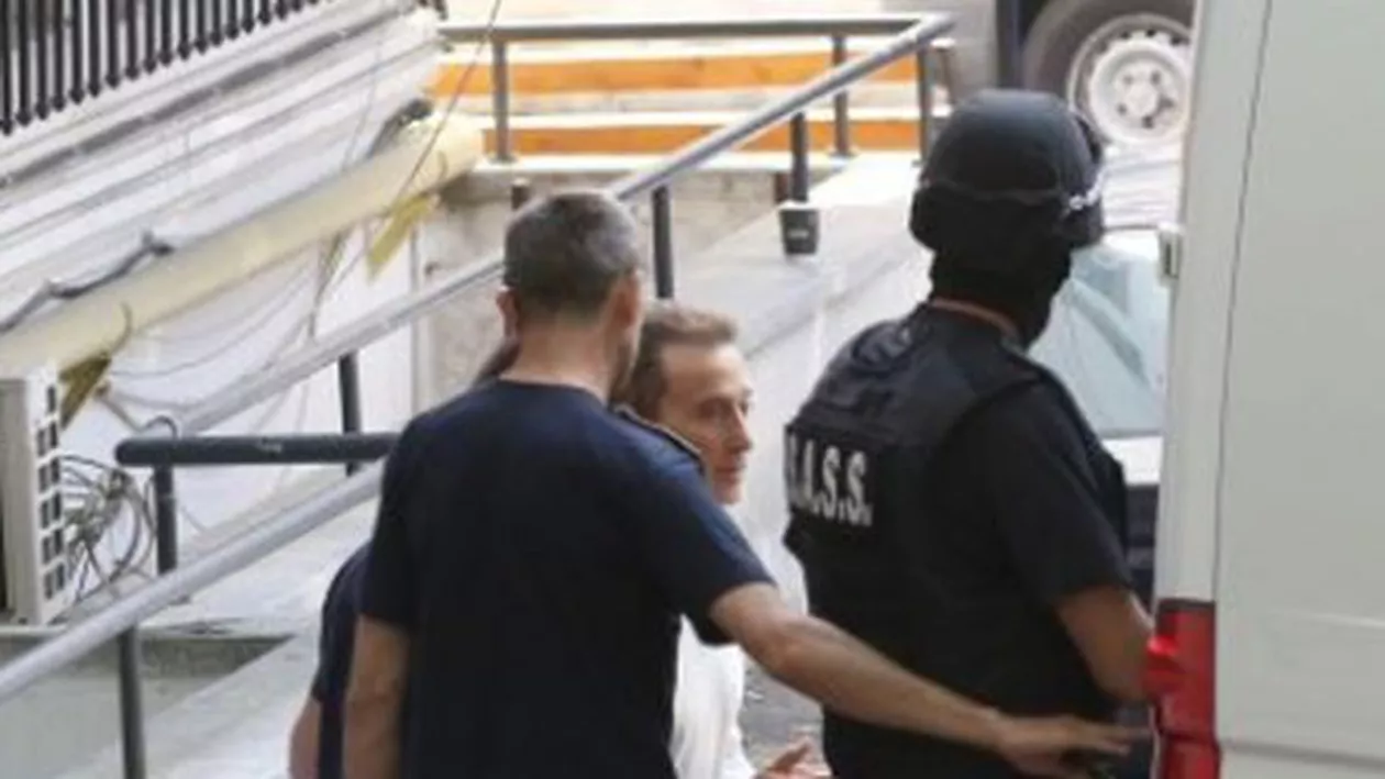 PRIMELE VIZITE pentru RADU MAZĂRE la penitenciar: Fiul şi mama fostului edil, la Rahova (VIDEO)