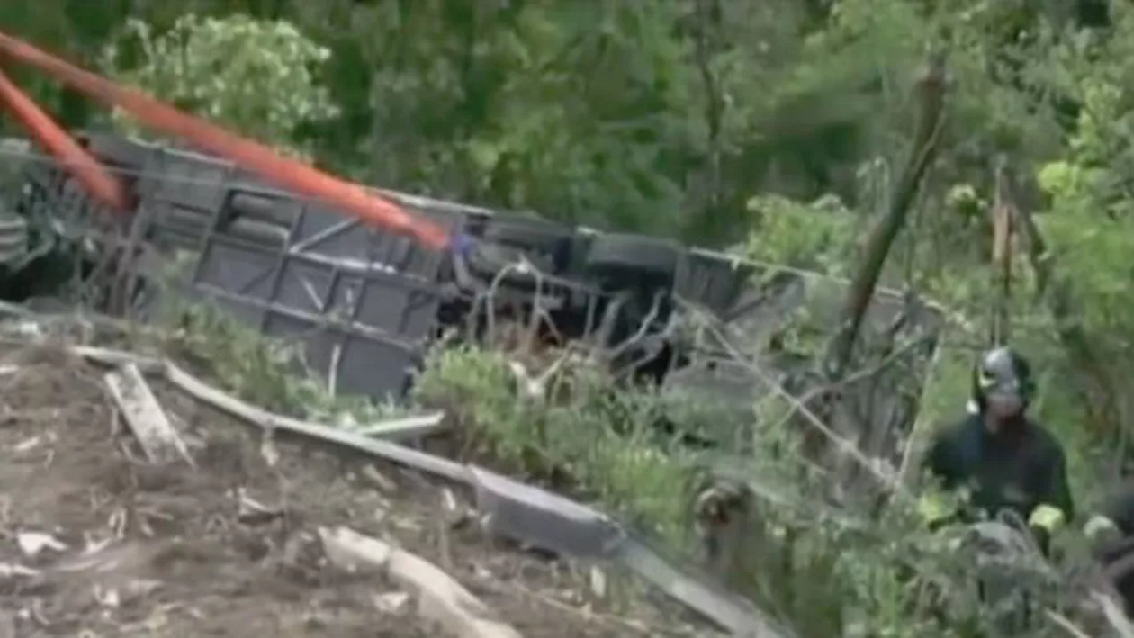 Români, printre victimele unui grav accident produs în Italia. Un autocar cu 60 de turişti a căzut într-o râpă (VIDEO)