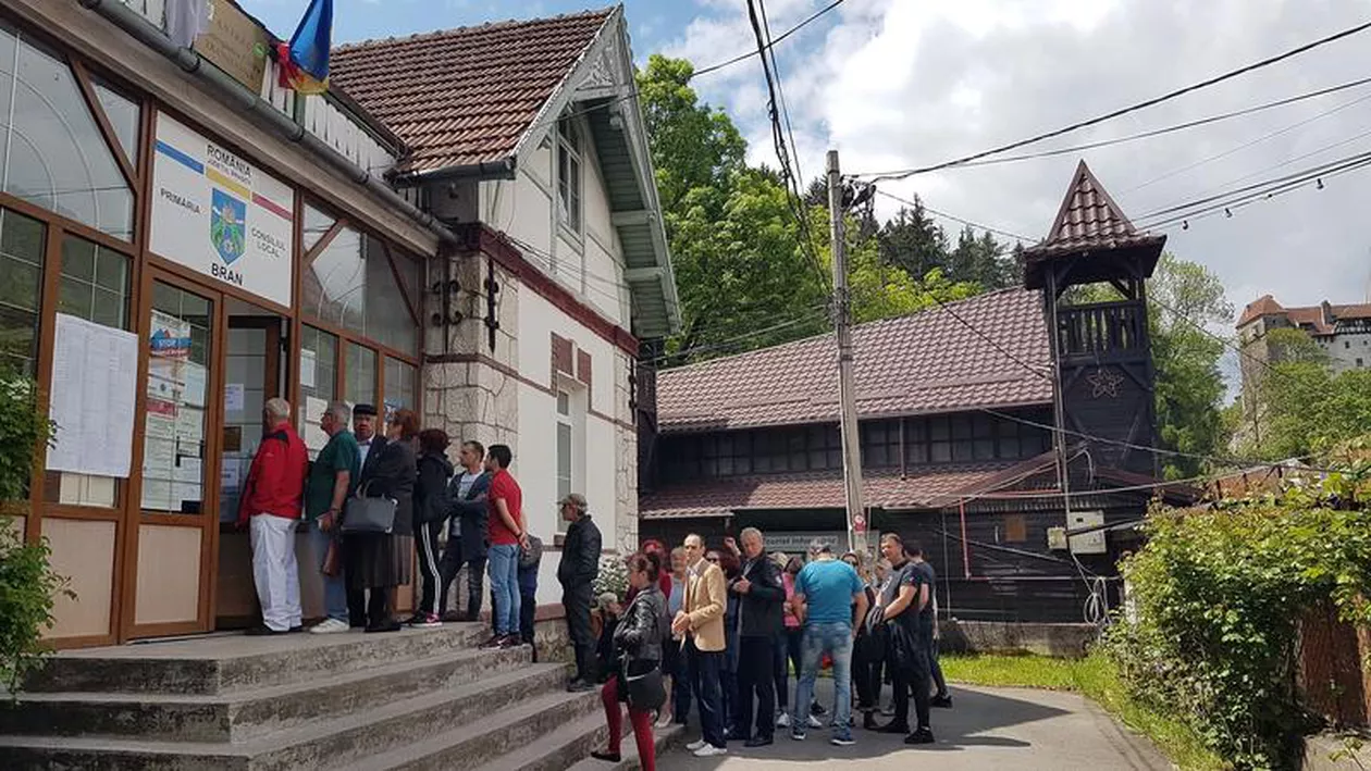 Coadă la secția de votare din BRAN: Turiștii așteaptă zeci de minute: 'Merită! Vrem o schimbare'