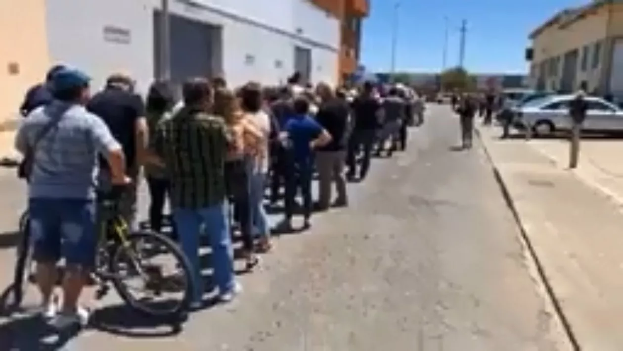 Cozi infernale la Barcelona și Castellon: Românii se plâng că sunt sabotați pentru că nu există secții de votare suficiente (VIDEO)