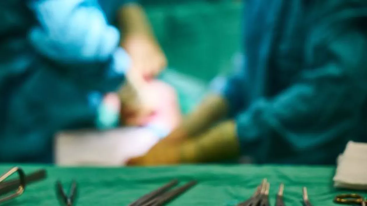 Român scos cu targa din secția de vot a orașului german Karlsruhe! Bărbatul, întâmpinat ca un erou de mulțimea care aștepta să pună ștampila