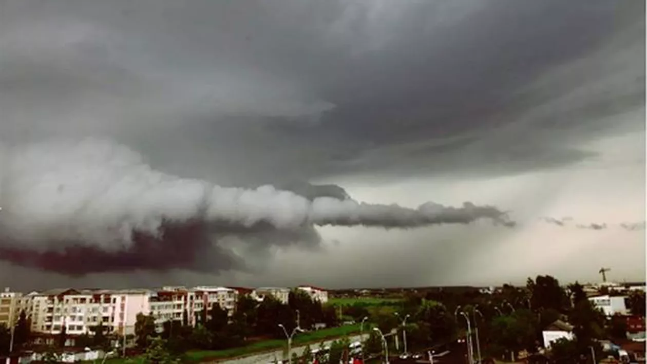 Fenomen STRANIU la Baia Mare: O 'TORNADĂ PE ORIZONTALĂ' a fost urmată de un adevărat POTOP (FOTO)