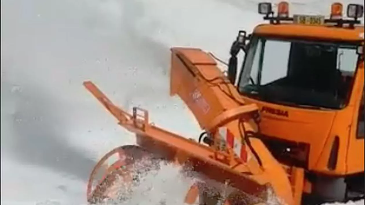 ZĂPADĂ de 6 metri în România, la începutul verii. Drumarii, convocați la comandamentul 'DE IARNĂ' (VIDEO)