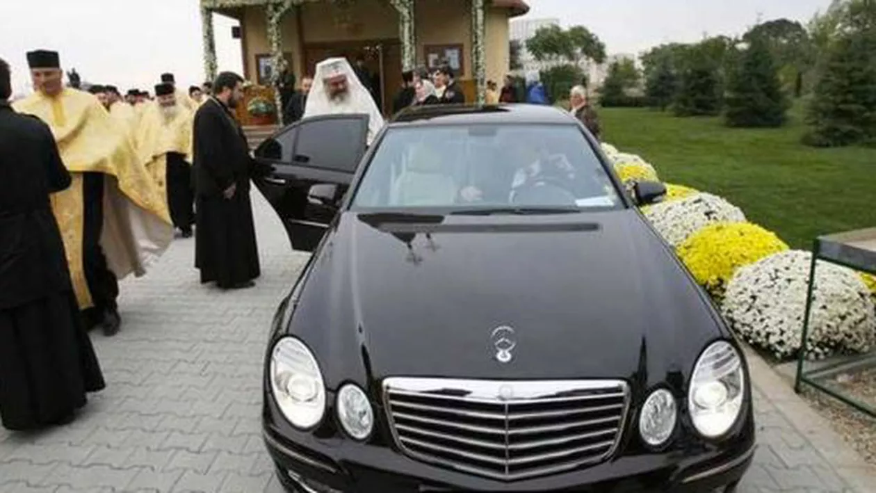 Preotul Tănăsescu: Românii sunt fericiți că se blochează circulația pe traseul Papei, dar au făcut scandal când dubița Patriarhului a trecut la un semafor. Probabil va trebui și BOR să-și facă propriul stat...