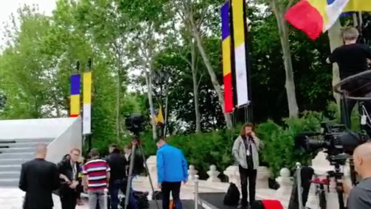 Papa Francisc, vizită istorică în România. Avionul în care se află Suveranul Pontif a aterizat la București (VIDEO)