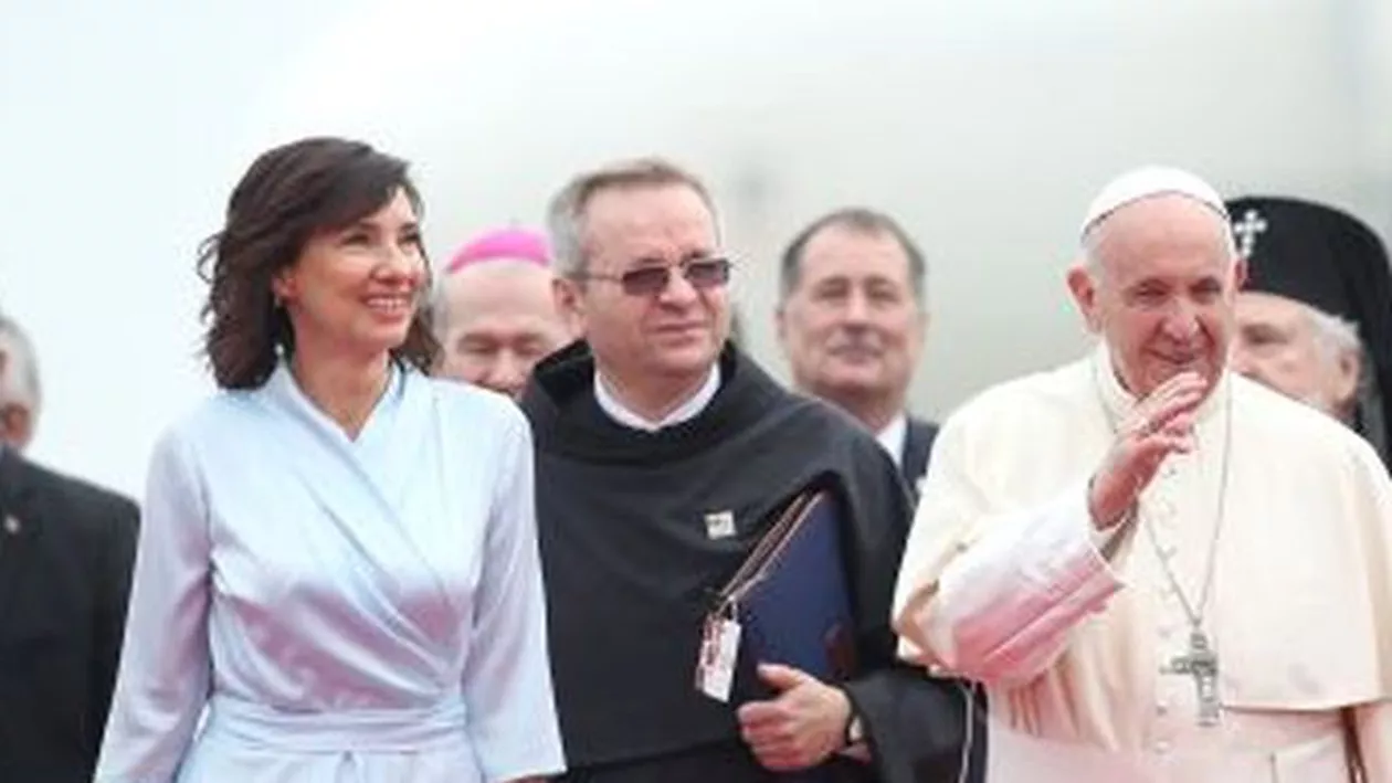 Ce ținută a ales Carmen Iohannis la întâlnirea cu Papa Francisc. Rochia are și un mesaj ascuns (FOTO)