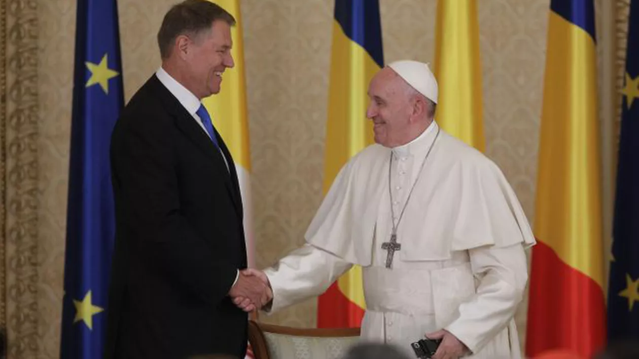 Cadoul IMPRESIONANT pe care l-a primit Klaus Iohannis de la Suveranul Pontif (FOTO)