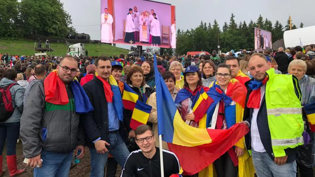 IMAGINI din mijlocul mulțimii de pelerini de la Șumuleu Ciuc: Cum l-au întâmpinat românii pe Papa Francisc (FOTO)