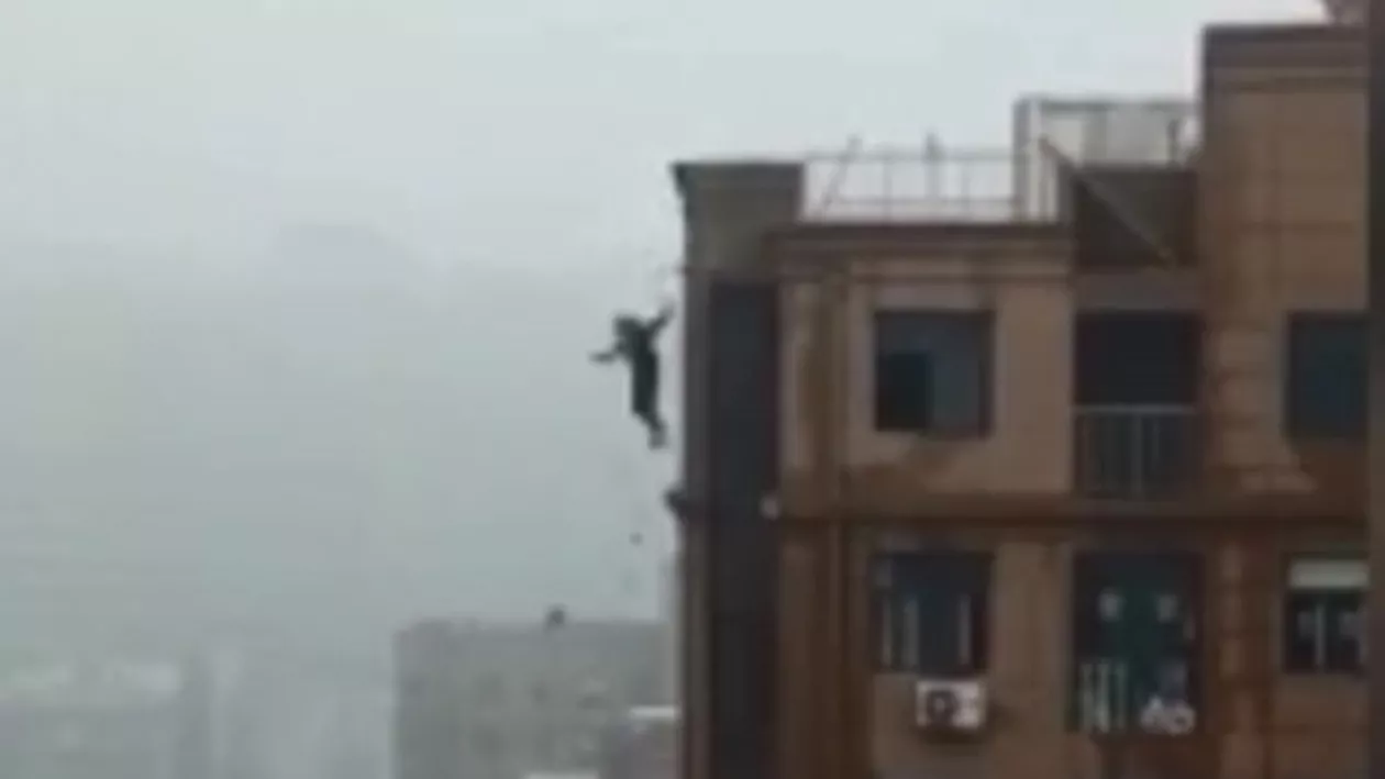 A căzut de pe o clădire înaltă de 18 etaje după o discuţie telefonică (VIDEO)